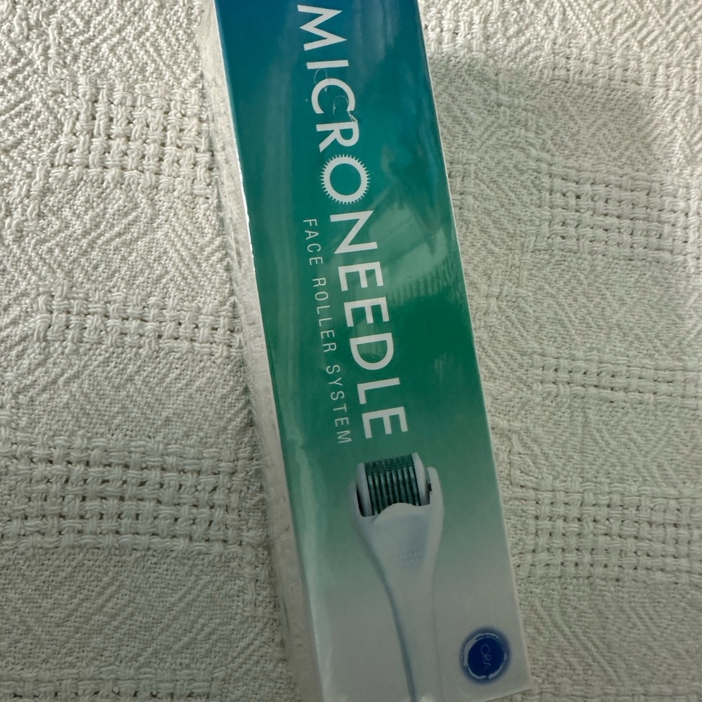 Microneedle Face Roller System - White